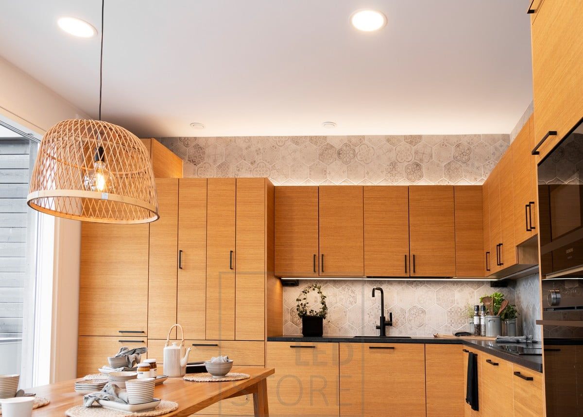The kitchen has versatile and atmospheric lighting. Circular plafonds in the ceiling, LED strip lighting on the worktop and LED strip lighting above the cabinets to provide indirect light to the space. Lestore.fi